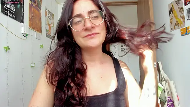 Snapshot of linda_giggle chatting on 10/15/25, 01:44 linda giggle online show from 10/15/25, 01:44