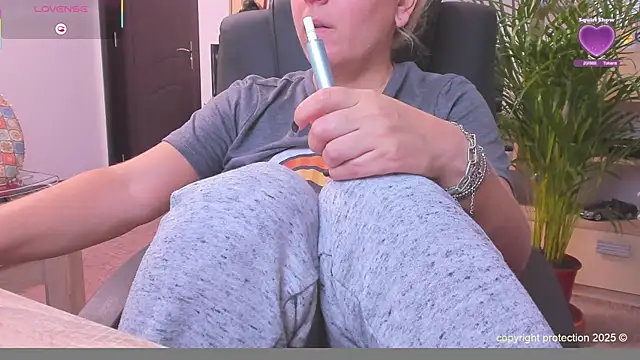 Snapshot of SquirtKitten chatting on 10/07/25, 11:18 SquirtKitten online show from 10/07/25, 11:18