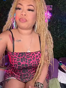 Snapshot of ThickAssRena chatting on 05/16/26, 01:13 ThickAssRena online show from 05/16/26, 01:13