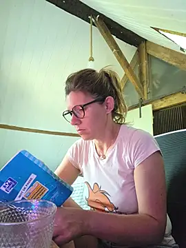 Snapshot of Lina_lou4 chatting on 06/20/26, 04:43 Lina lou4 online show from 06/20/26, 04:43