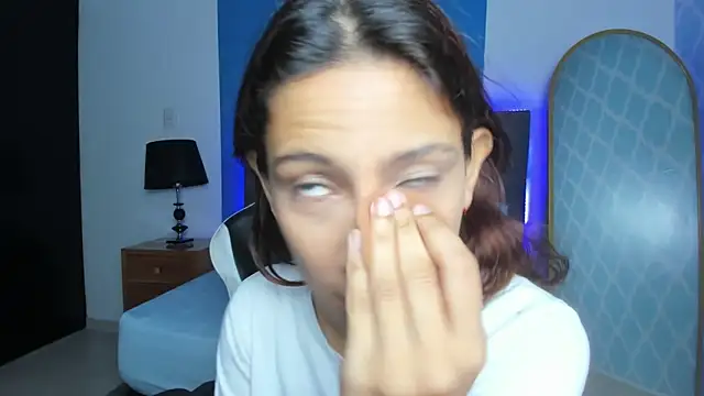 cora 22 online show from 10/04/25, 12:47