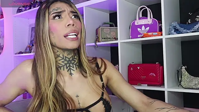 Snapshot of caroline_cossei chatting on 03/18/25, 04:37 caroline cossei online show from 03/18/25, 04:37