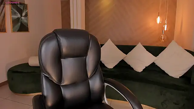 JuanitaClay online show from 10/30/25, 07:58