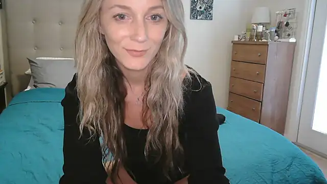 Snapshot of Heyitsmee33 chatting on 09/23/25, 06:11 Heyitsmee33 online show from 09/23/25, 06:11