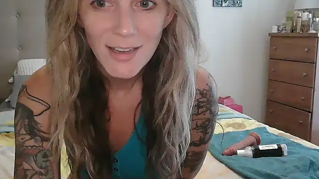 Snapshot of Heyitsmee33 chatting on 10/05/25, 01:09 Heyitsmee33 online show from 10/05/25, 01:09