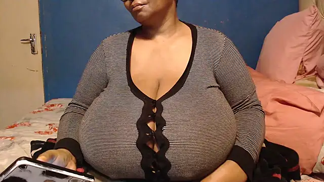 CUTEFIRMMELONSS online show from 10/01/25, 03:45