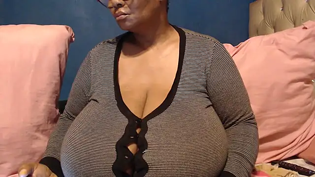 CUTEFIRMMELONSS online show from 10/18/25, 03:20