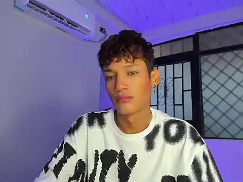 Snapshot of nicky_moo chatting on 03/11/25, 02:29 nicky moo online show from 03/11/25, 02:29