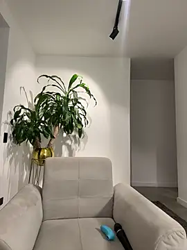 EllaSanz  online show from 03/04/25, 09:32