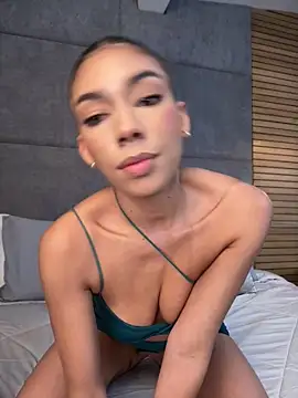 Snapshot of EllaSanz_ chatting on 05/19/26, 10:27 EllaSanz online show from 05/19/26, 10:27