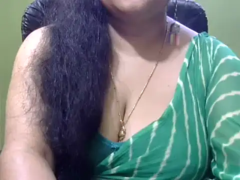 Snapshot of Mona_love143 chatting on 11/08/25, 10:04 Mona love143 online show from 11/08/25, 10:04