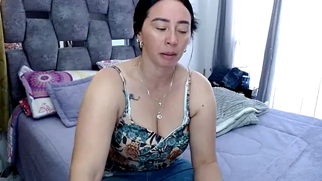 sara hott 1 online show from 10/25/25, 01:40