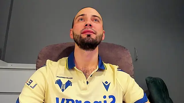 Snapshot of A_____________ chatting on 11/17/25, 12:55 A online show from 11/17/25, 12:55