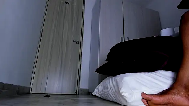 Snapshot of Skarleth69 chatting on 11/13/25, 02:21 Skarleth69 online show from 11/13/25, 02:21