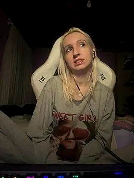 bunnydark00 online show from 10/30/25, 12:34