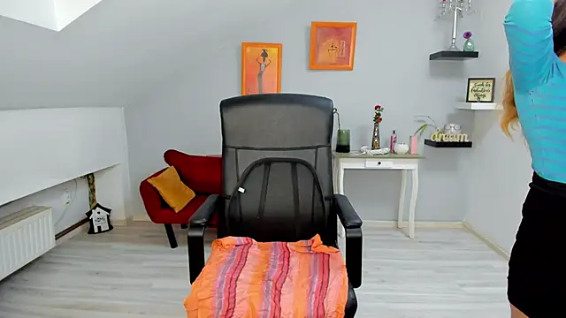 LollaGirl online show from 11/10/25, 04:22