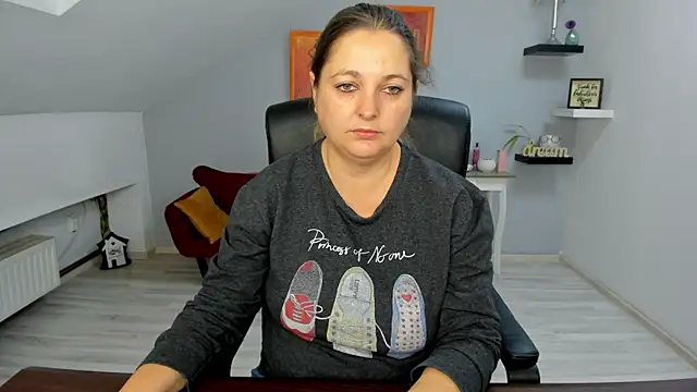 LollaGirl online show from 11/13/25, 04:22