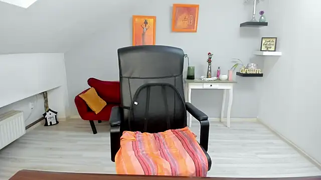 LollaGirl online show from 11/14/25, 04:22