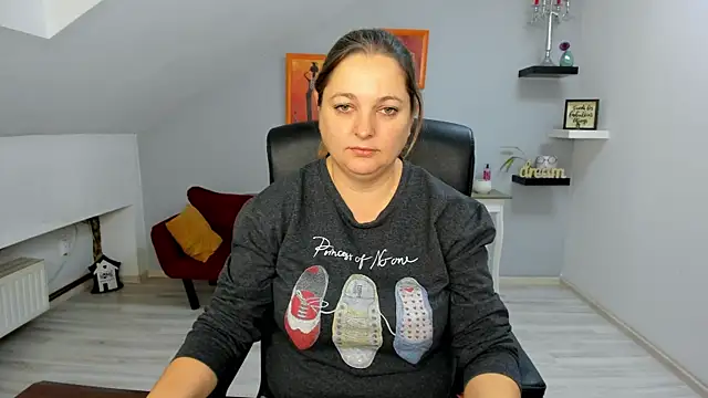 LollaGirl online show from 11/20/25, 04:12