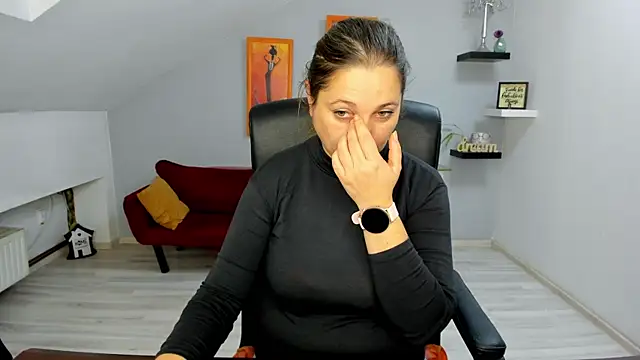 LollaGirl online show from 11/21/25, 04:22