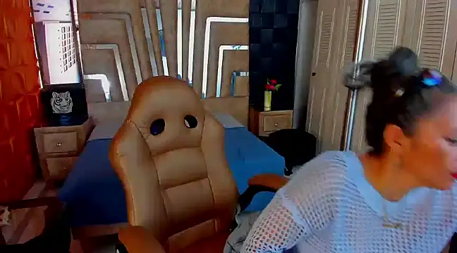 cute sassy online show from 02/17/25, 08:58