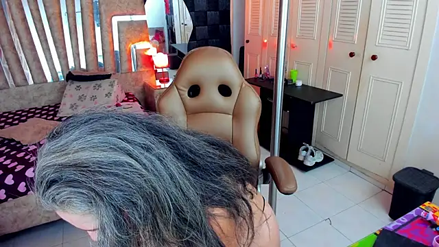 cute sassy online show from 04/19/26, 05:29