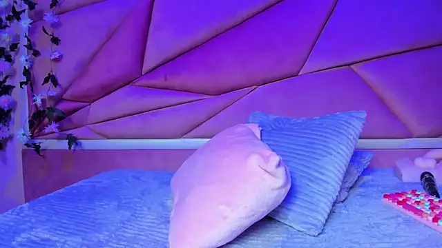 Snapshot of luna_miler_ chatting on 10/29/25, 02:58 luna miler  online show from 10/29/25, 02:58