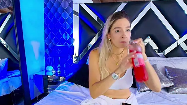 victoriaa lee  online show from 03/05/25, 12:27