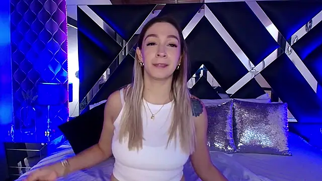 victoriaa lee  online show from 09/17/25, 07:26