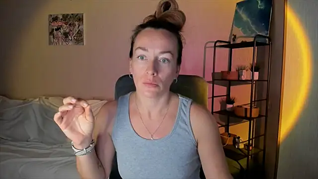 RebeccaMartinez online show from 10/06/25, 10:45