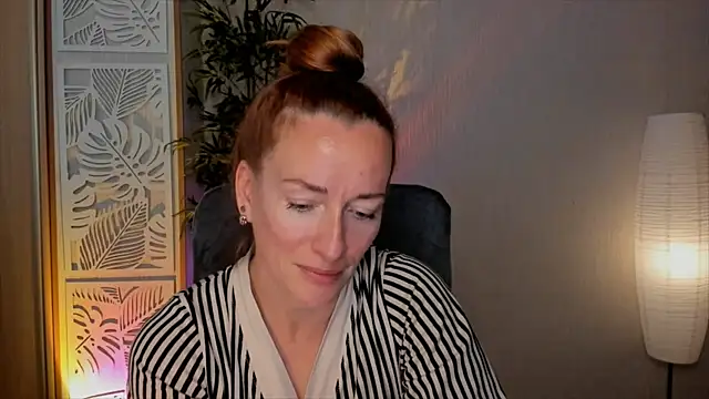 Snapshot of RebeccaMartinez chatting on 06/04/26, 12:11 RebeccaMartinez online show from 06/04/26, 12:11