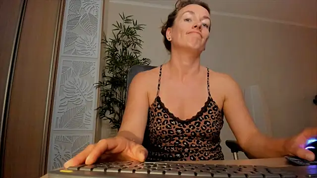 Snapshot of RebeccaMartinez chatting on 07/06/26, 03:03 RebeccaMartinez online show from 07/06/26, 03:03