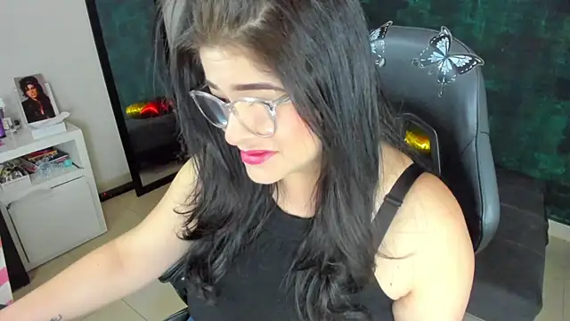 Snapshot of BellaFlaming chatting on 12/23/24, 11:04 BellaFlaming online show from 12/23/24, 11:04