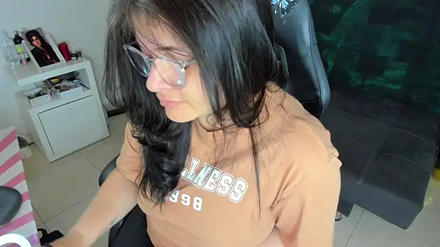 Snapshot of BellaFlaming chatting on 01/24/25, 11:48 BellaFlaming online show from 01/24/25, 11:48