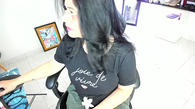 BellaFlaming online show from 04/18/26, 10:52