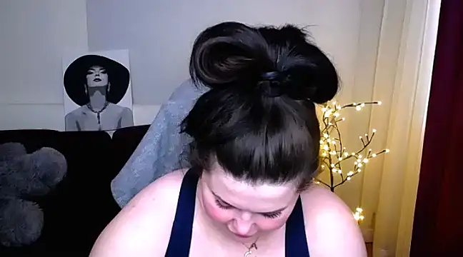 Emily Mo online show from 03/02/25, 09:42