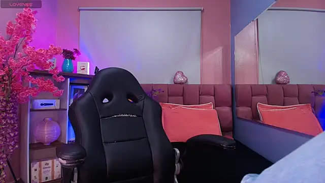 mia thompsonn  online show from 12/04/25, 02:37