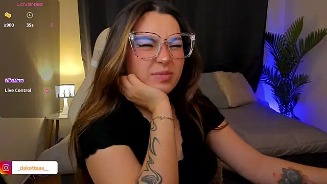 dakottaa  online show from 12/03/25, 11:36