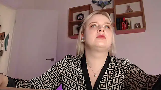 Snapshot of Karolina_love_ chatting on 11/15/25, 07:43 Karolina love online show from 11/15/25, 07:43