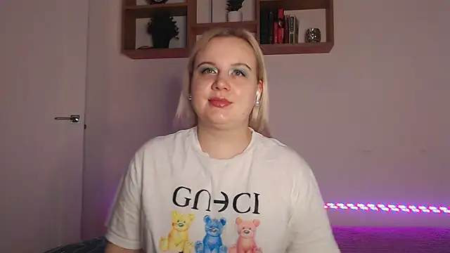 Snapshot of Karolina_love_ chatting on 11/21/25, 08:07 Karolina love online show from 11/21/25, 08:07