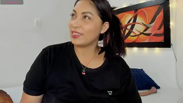 Snapshot of Lauralove_69 chatting on 05/05/26, 10:29 Lauralove 69 online show from 05/05/26, 10:29