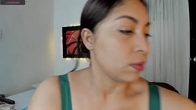 Snapshot of Lauralove_69 chatting on 05/18/26, 09:20 Lauralove 69 online show from 05/18/26, 09:20