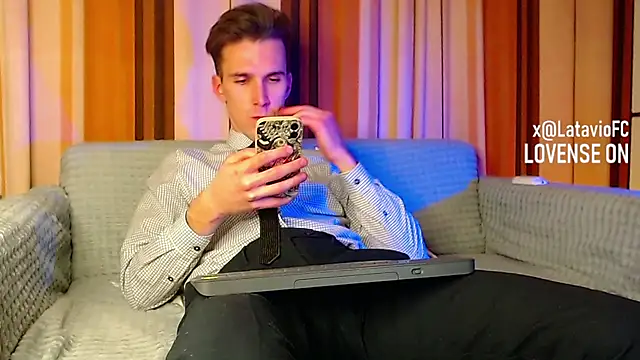 Snapshot of Midnighter_ chatting on 11/14/25, 03:22 Midnighter online show from 11/14/25, 03:22