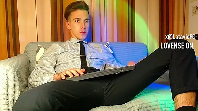 Snapshot of Midnighter_ chatting on 11/20/25, 05:01 Midnighter online show from 11/20/25, 05:01