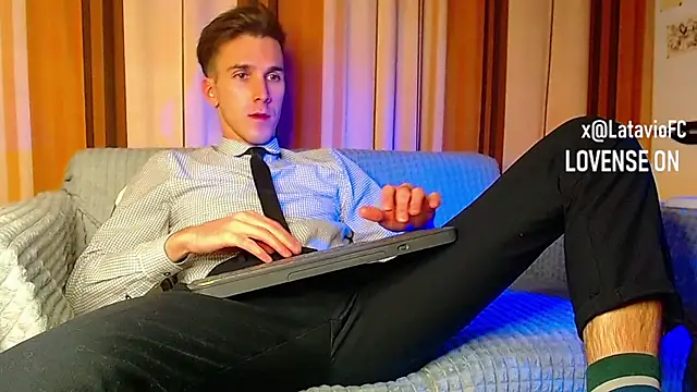 Snapshot of Midnighter_ chatting on 11/22/25, 12:53 Midnighter online show from 11/22/25, 12:53