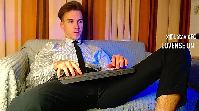 Snapshot of Midnighter_ chatting on 11/24/25, 09:03 Midnighter online show from 11/24/25, 09:03