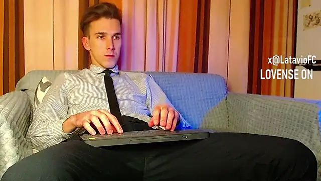 Snapshot of Midnighter_ chatting on 11/28/25, 11:57 Midnighter online show from 11/28/25, 11:57