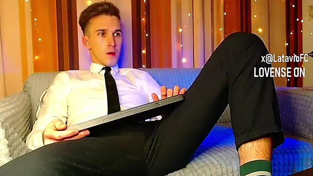 Snapshot of Midnighter_ chatting on 12/16/25, 11:54 Midnighter online show from 12/16/25, 11:54