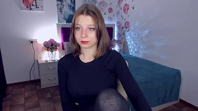 Snapshot of RinaMoore chatting on 09/16/25, 12:28 RinaMoore online show from 09/16/25, 12:28