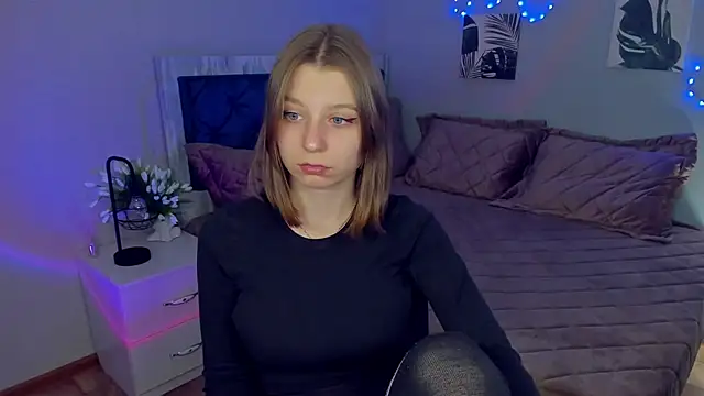 Snapshot of RinaMoore chatting on 10/14/25, 02:51 RinaMoore online show from 10/14/25, 02:51